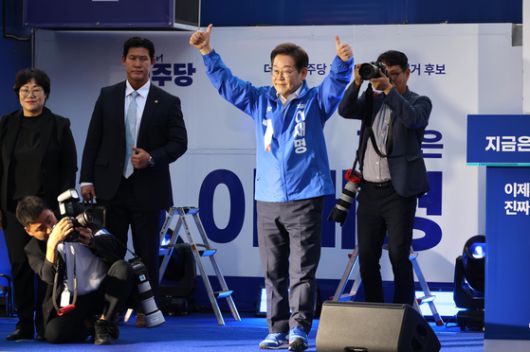 이재명 더불어민주당 대선후보가 21대 대통령선거 선거운동 첫날인 12일 오후 대전 중구 으능정이 문화의거리 입구에서 지지를 호소하고 있다. 김성룡 기자