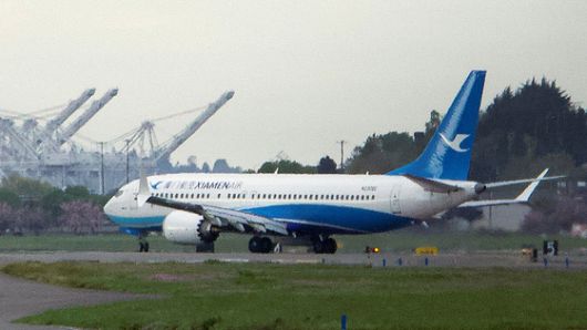 지난달 19일(현지시간) 미국 시애틀 킹카운티 국제공항에 중국 샤먼항공에 납품된 보잉 737 MAX 여객기가 인수가 거부된 채 착륙하고 있다. 로이터=연합뉴스