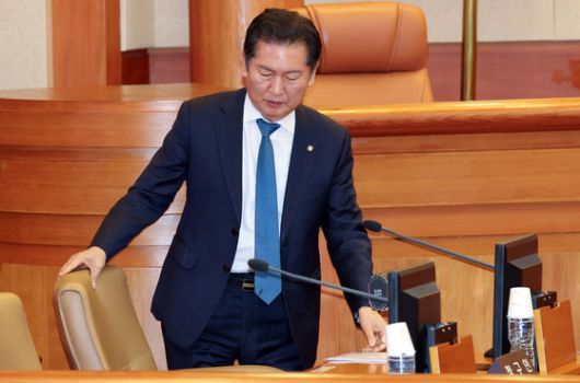 정청래 국회 법사위원장이 13일 서울 종로구 헌법재판소에서 열린 고발사주의혹으로 탄핵소추된 손준성 대구고검 차장(검사장)의 첫 정식 변론기일에 출석해 있다. 뉴스1