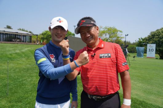 KPGA 투어 SK텔레콤 오픈의 사전 이벤트로 12일 제주 핀크스 GC에서 열린 유망주 멘토링 프로그램 '재능나눔 행복라운드'에 참가한 최경주(오른쪽)와 배용준이 '엮다 팔찌'를 들어보이고 있다. 사진 프레인스포츠