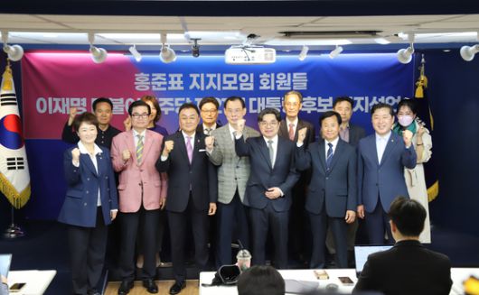 더불어민주당 전현희, 김주영 의원과 한국노총 관계자 등이 13일 서울 여의도 국회 소통관에서 '진짜대한민국' 노동존중선거대책위원회 출범 기자회견을 하고 있다. 연합뉴스