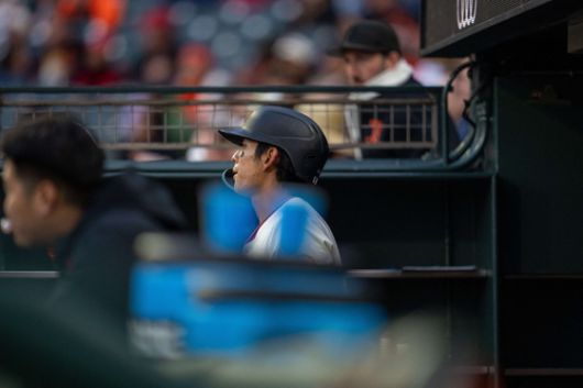 더그아웃에서 타석을 기다리며 경기를 지켜보는 이정후. 로이터=연합뉴스