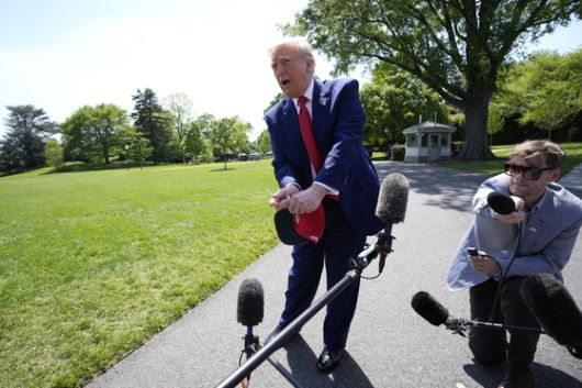 도널드 트럼프 미국 대통령이 지난달 29일 백악관 남쪽 잔디밭에서 미시간으로 출발하기 전 취재진 앞에서 골프를 치는 동작을 하고 있다. EPA=연합뉴스