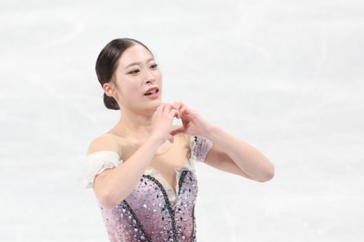 지난 2022년 2월 17일 오후 중국 베이징 수도체육관에서 열린 2022 베이징 겨울올림픽 피겨스케이팅 여자 싱글 프리스케이팅에 출전한 유영이 연기를 펼친 뒤 관중석을 향해 인사하고 있다. 김경록 기자