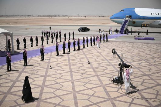 사우디아라비아 의장대가 지난 13일(현지시간) 리야드 킹 칼리드 국제공항에 에어포스원이 착륙을 마무리하는 동안 준비를 하고 있다. AFP=연합뉴스