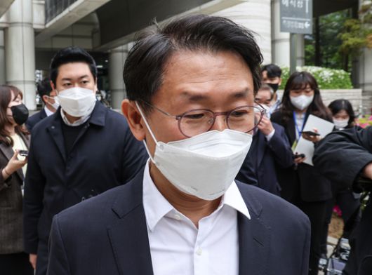 뇌물수수 혐의로 고위공직자범죄수사처(공수처)에서 '1호'로 기소된 김형준 전 부장검사가 2022년 4월 22일 오전 서울 서초구 서초동 서울중앙지법에서 1심 첫 공판을 마치고 법원을 빠져 나가고 있다.   연합뉴스