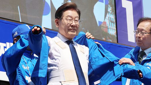 13일 오후 대구 중구 동성로에서 이재명 더불어민주당 대선 후보의 집중 유세가 열리기에 앞서 경찰특공대 폭발물 탐지견이 무대를 탐색하고 있다. 김성룡 기자