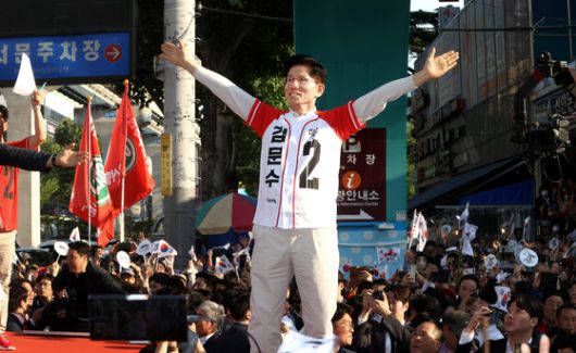 김문수 국민의힘 대선 후보가 12일 오후 대구 서문시장에서 열린 유세에서 시민들에게 지지를 호소하고 있다. 임현동 기자