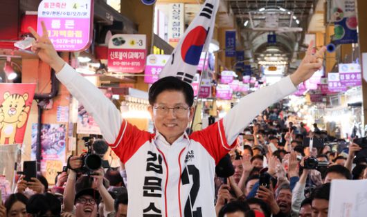 김문수 국민의힘 대선 후보가 13일 오후 울산 남구 중앙전통시장에서 지지자와 사진촬영을 하고 있다. 임현동 기자