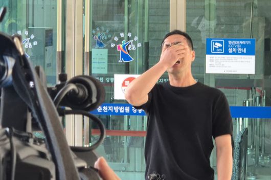 13일 오후 강원 강릉시 난곡동 춘천지법 강릉지원 앞에서 고(故) 이도현 군 아버지 이상훈씨가 재판을 마친 뒤 오열하고 있다. [연합뉴스]