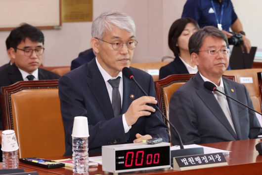 천대엽 법원행정처장이 14일 서울 여의도 국회에서 열린 법원조직법·공직선거법·헌법재판소 등을 심사하는 법제사법위원회 전체회의에서 의원 질의에 답하고 있다. 연합뉴스