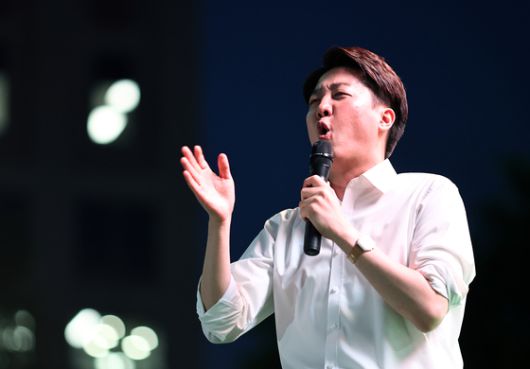 개혁신당 이준석 대선 후보가 제21대 대통령 선거 공식 선거운동 첫날인 12일 서울 청계광장에서 열린 출정식에서 연설을 하고 있다. 연합뉴스