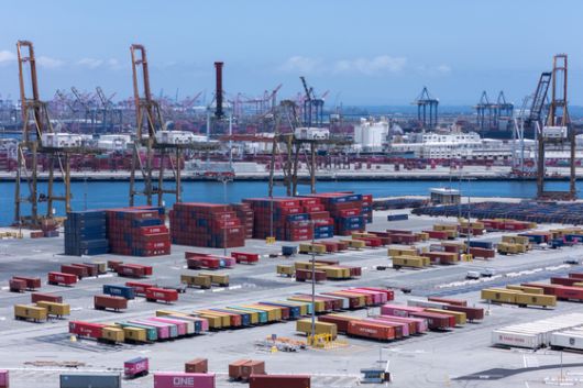 13일(현지시간) 미국 캘리포니아주 샌 페드로항 야적장에 콘테이너 화물이 눈에 띄게 줄었다. 로이터=연합뉴스