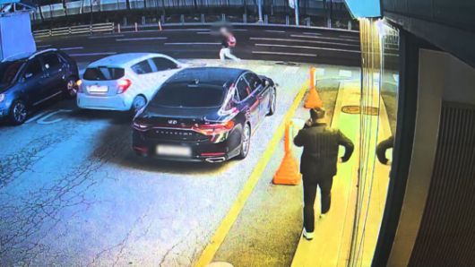 28년 차 베테랑 경찰관인 경기 수원중부경찰서 최정훈 경위가 비번 날 무인 옷 가게 절도, 도서관 휴대전화·신용카드 절도 피의자를 발견하고 쫓아가는 모습. 사진 경기남부경찰청