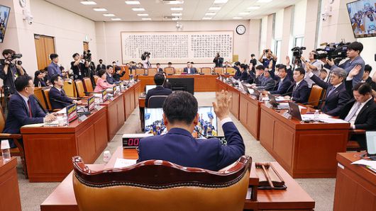 14일 서울 여의도 국회에서 열린 법제사법위원회 전체회의에서 공직선거법 일부개정법률안을 표결하고 있다. 연합뉴스