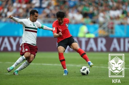 손흥민(오른쪽)이 2018년 러시아월드컵 멕시코전에서 공격을 펼치고 있다. [사진 대한축구협회]