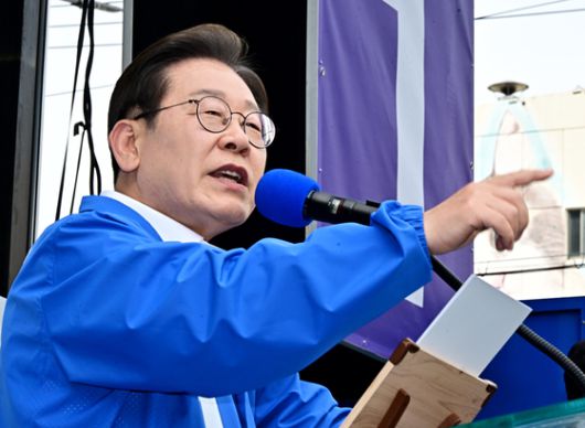 이재명 더불어민주당 대선후보가 14일 오후 경남 창원시 성산구 상남분수광장에서 열린 집중유세에 참석해 연설을 하고 있다. 김성룡 기자