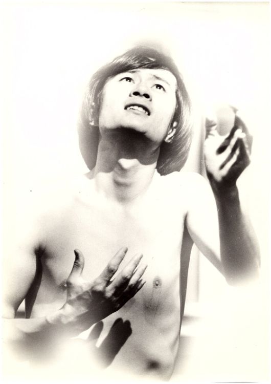 1981년 연극 '에쿠우스'에 출연해 '알런 스트랑' 연기를 하고 있는 송승환. 이 작품은 연극 무대에서 송승환의 이름을 본격적으로 알렸다. 사진 PMC프러덕션