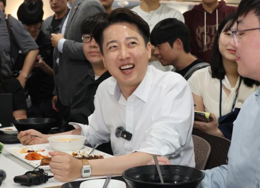 개혁신당 이준석 대선 후보가 14일 부산 금정구 부산대학교 학생식당에서 학생들과 식사를 하며 이야기하고 있다. 송봉근 기자 20250514