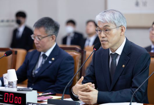 천대엽 법원행정처 처장이 14일 오전 서울 여의도 국회에서 열린 법제사법위원회 전체회의에서 의원 질문에 답변하고 있다. 뉴스1