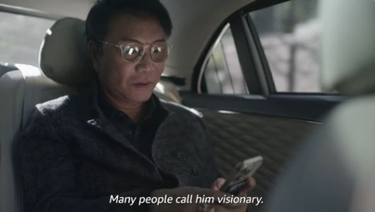 이수만은 SM 재직시절 모든 노래의 편곡 방향성을 꼼꼼하게 피드백하곤 했다. 사진 아마존 프라임 비디오