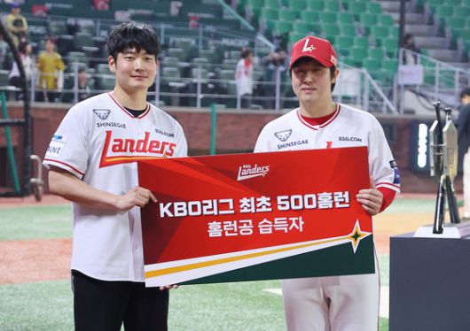 500홈런 공 습득한 팬과 기념 촬영하는 최정      (인천=연합뉴스) 임순석 기자 = SSG 최정이 13일 인천 SSG랜더스필드에서 열린 프로야구 2025 신한 SOL 뱅크 KBO리그 NC 다이노스와 SSG 랜더스의 경기 종료 후 500홈런 홈런공을 습득한 관중과 기념 촬영을 하고 있다. 2025.5.13   soonseok02@yna.co.kr (끝)  〈저작권자(c) 연합뉴스, 무단 전재-재배포, AI 학습 및 활용 금지〉