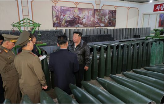 김정은 북한 국무위원장이 제2경제위원회 산하 중요군수기업소들을 현지지도했다고 당 기관지 노동신문이 7일 보도했다. 신문은 포탄생산기업소가 단계별 현대화 과업을 완벽하게 집행해 포탄생산실적을 평년 수준의 4배, 최고 생산 연도 수준의 근 2배로 끌어올렸다고 강조했다. 뉴스1
