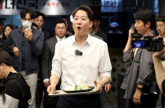 이준석 개혁신당 대통령 후보가 13일 대구 북구 경북대를 찾아 학생들과 점심 식사를 위해 자리로 향하고 있다. 뉴스1