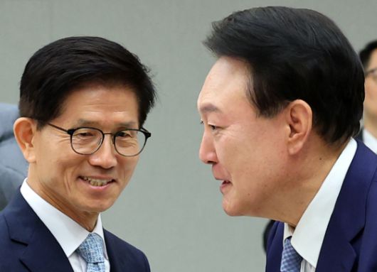 국민의힘 김문수 대선 후보가 15일 서울 여의도 국회에서 긴급 기자회견을 하고 있다. 연합뉴스