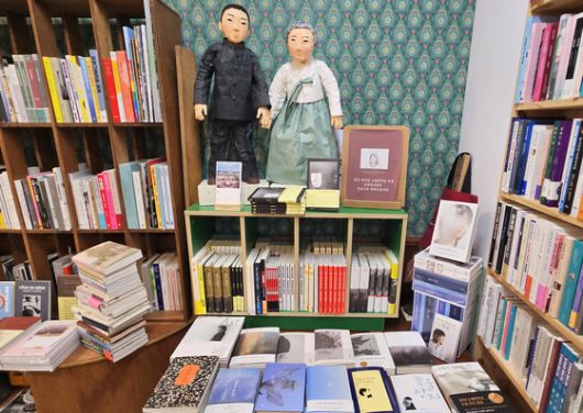 광주 독립서점 '소년의서'의 한강 코너. 책 위에 놓인 모자 인형은 손님이 선물로 준 것이라고 한다.