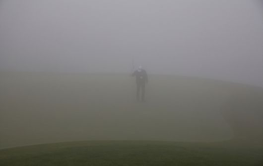 15일 개막 예정이던 KPGA 투어 SK텔레콤 오픈이 대회장인 제주 서귀포 핀크스 골프 클럽 일대의 짙은 안개로 인해 하루 순연됐다. 짙은 안개 속에서 그린 컨디션을 살피는 대회 관계자. 사진 KPGA
