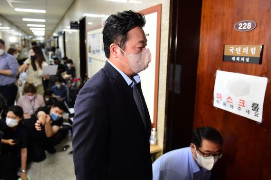 2022년 7월 7일 김철근 당시 국민의힘 당대표 정무실장이 이준석 대표에 대한 당 중앙윤리위원회의 징계 심의가 열린 국회 대회의실로 들어서고 있다. 중앙포토
