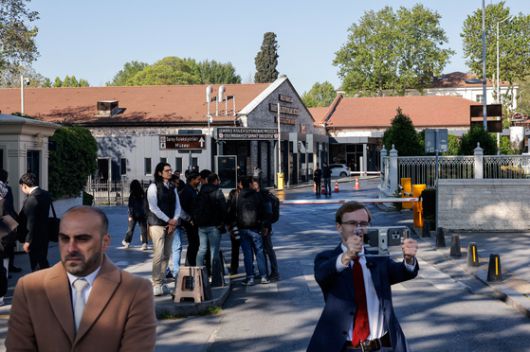 15일(현지시간) 러시아와 우크라이나 양국의 협상이 이뤄질 튀르키예 이스탄불 돌마바흐체 궁전 대통령 집무실 인근에서 취재진들이 모여 있다. 로이터=연합뉴스