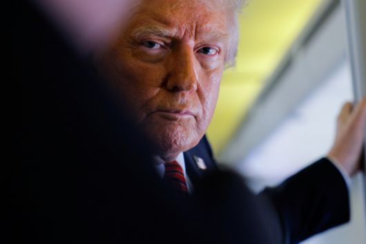 도널드 트럼프 미국 대통령이 14일(현지시간) 카타르 도하로 향하는 에어포스원 기내에서 기자들과 질문을 듣고 있다. 로이터=연합뉴스