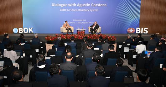 이창용 한국은행 총재와 아구스틴 카르스텐스 국제결제은행(BIS) 사무총장이 2023년 서울 중구 한국은행 별관 컨퍼런스홀에서 중앙은행 디지털화폐(CBDC)와 미래 통화 시스템을 주제로 대담을 나누고 있다. 사진공동취재단