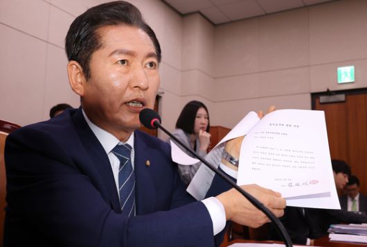 김문수 국민의힘 대통령 후보와 김용태, 권성동 공동선거대책위원장 등이 15일 오후 서울 서초동 대법원 앞에서 열린 사법부수호 및 더불어민주당 규탄대회에서 구호를 외치고 있다. 뉴스1