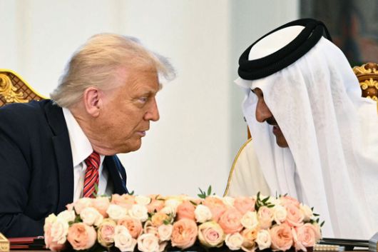 도널드 트럼프 미국 대통령이 14일(현지시간) 셰이크 타밈 빈 하마드 알사니 카타르 국왕과 대화를 나누고 있다. 카타르는 4억 달러 상당의 최신 항공기를 트럼프 대통령에게 선물로 줬다. AFP=연합뉴스
