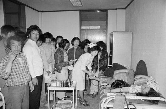 5ㆍ18 당시 헌혈을 위해 광주적십자병원에 모인 시민들. 사진은 이창성 당시 중앙일보 사진부 기자가 촬영했고, 현재 옛 광주적십자병원에서 관련 전시회가 진행 중이다. 사진 5ㆍ18기념재단