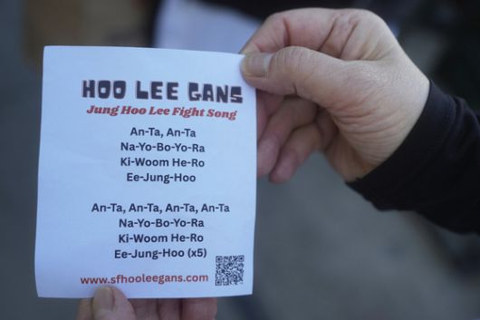 후리건스 소속 한 팬이 키움 시절 이정후의 응원가를 선보이고 있다. AP=연합뉴스