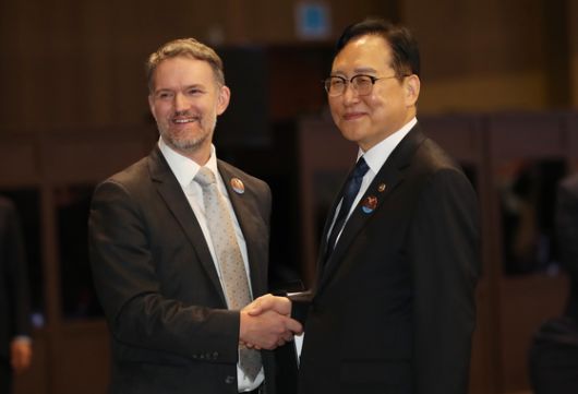 정인교 산업통상자원부 통상교섭본부장과 제이미슨 그리어 미국무역대표부(USTR) 대표가 15일 제주 서귀포시 제주국제컨벤션센터에서 열린 '2025 APEC 통상장관회의' 개회식에서 만나 인사하고 있다. 뉴스1