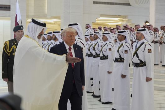 셰이크 타밈 하마드 알 타니 카타르 군주가 트럼프 대통령을 맞이하고 있다. AP=연합뉴스