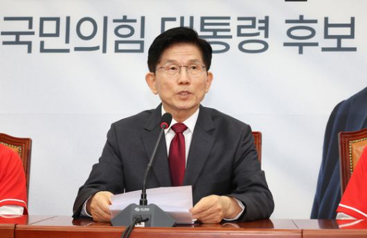 김용태 국민의힘 신임 비상대책위원장이 15일 오후 서울 여의도 국회에서 열린 기자간담회에서 발언을 하고 있다. 뉴스1