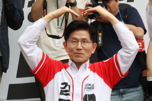 국민의힘 김문수 대선 후보가 16일 충남 천안시 신세계백화점 앞에서 열린 유세에서 시민들에게 하트를 만들어 보이고 있다. 연합뉴스