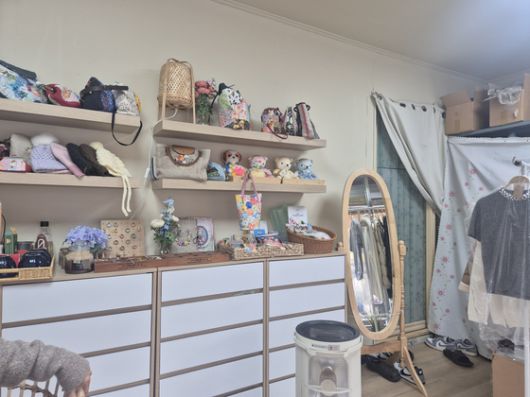 (구)고산초 인근에서 25년간 슈퍼를 운영했던 조윤경(52)씨는 폐교 후 과자 매대를 정리하고 공방으로 업종을 바꿨다. 인형과 가방이 놓인 선반은 원래 과자 매대가 있던 위치다. 오소영 기자