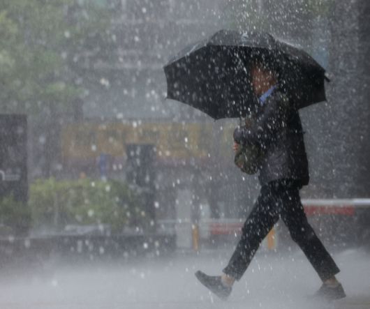 16일 서울 종로구 광화문네거리에서 우산을 쓴 시민들이 이동하고 있다. 뉴시스