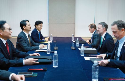 안덕근 산업통상자원부 장관이 16일 제주 서귀포시 제주국제컨벤션센터(ICC)에서 제이미슨 그리어 미국 무역대표부 대표와 면담하고 있다. 연합뉴스