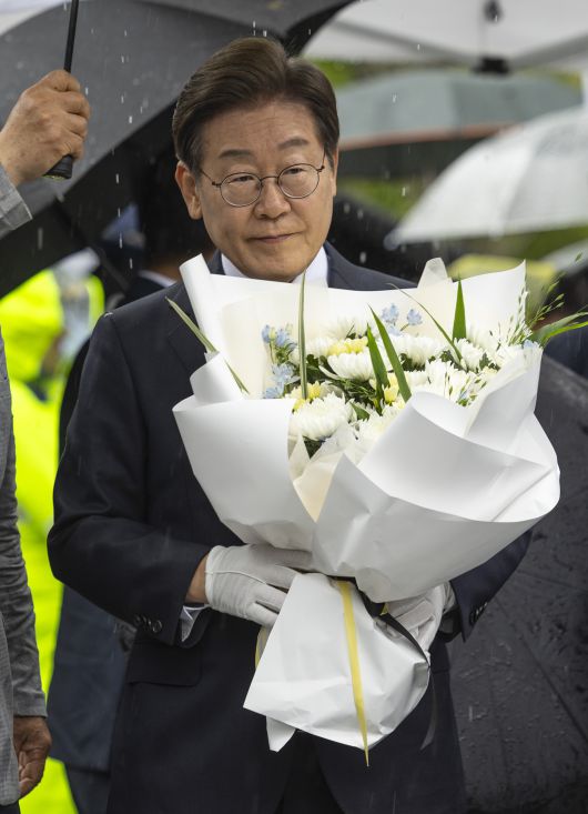 이재명 더불어민주당 대선 후보가 16일 전주 전북대학교 내 고(故) 이세종 열사 추모비를 찾아 헌화하기 위해 이동하고 있다. 김성룡 기자