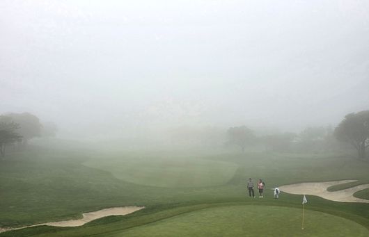 KPGA 투어 SK텔레콤 오픈이 15일에 이어 16일에도 짙은 안개와 폭우로 인해 일정을 중단했다. 사진은 9번 홀 주변을 뒤덮은 안개. 사진 KPGA