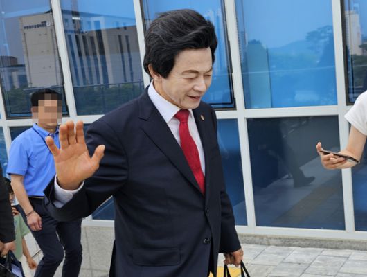 신도를 성추행한 혐의로 고소당한 허경영 국가혁명당 명예대표가 지난해 7월 12일 경기북부경찰청에 조사를 받기 위해 출석하고 있다. 뉴시스