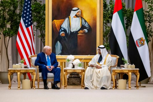 15일 트럼프 대통령(왼쪽)과 셰이크 무함마드 빈 자이드 알나하얀 아랍에미리트(UAE) 대통령이 아부다비의 카사르 알와탄 대통령궁에서 회담하고 있다. EPA=연합뉴스